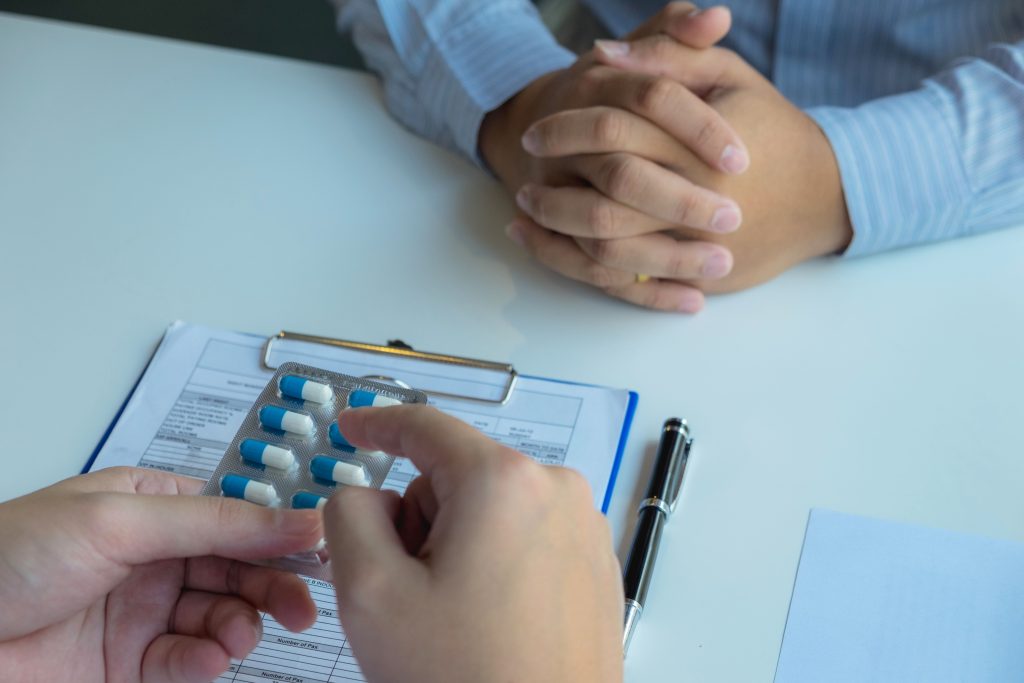 Médico explicando ao paciente o tratamento da próstata aumentada
