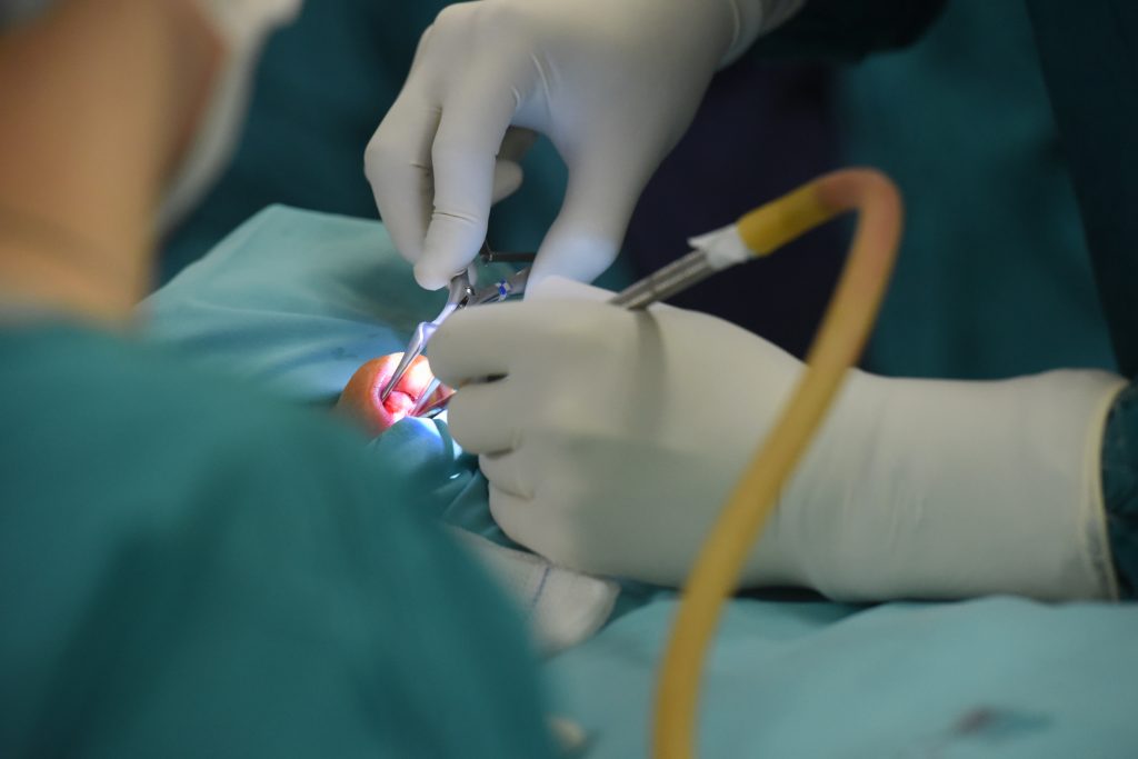 Médico fazendo um procedimento, para demonstrar a diferença entre Holep e Rezum